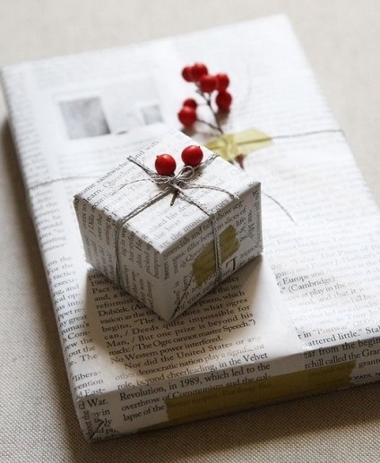 Papier cadeau personnalisé Noël avec journal et baies rouges, ficelle