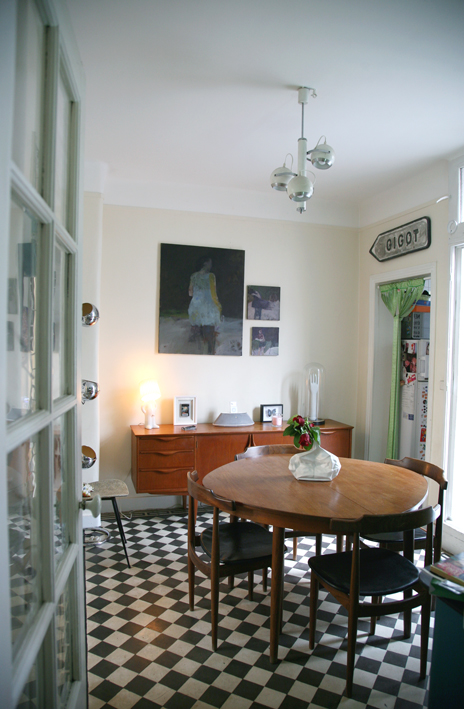 Salon madame La Broc : buffet enfilade 50's, carrelage noir et blanc, panneau