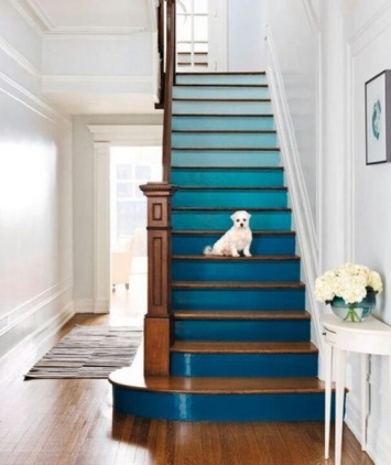 Escalier peint dégradé bleu