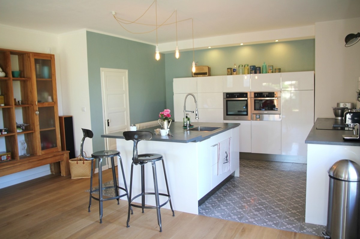 Le parquet et les carreaux de ciment se touchent pour un bel effet visuel