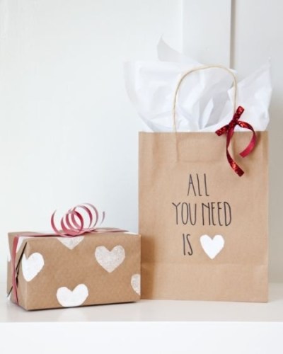 Papier cadeau à motif DIY kraft et tampon blanc