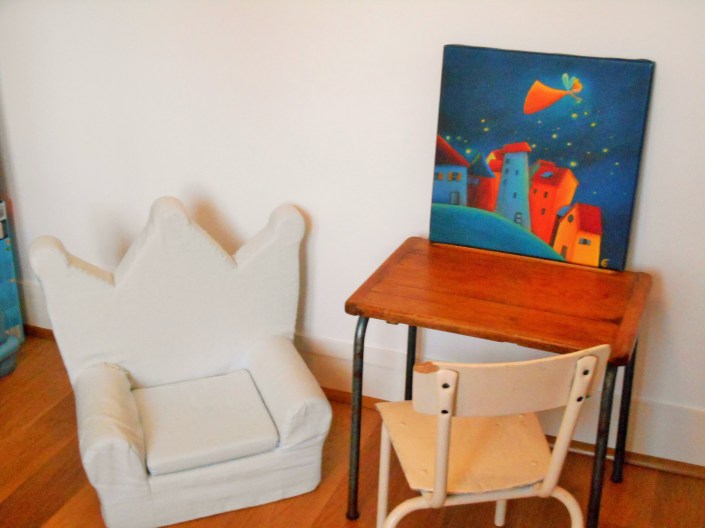 Bureau bois et petit fauteuil en tissu 