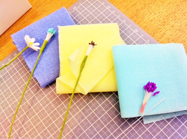 Choix des couleurs de crêpon et des pistils avant la confection des fleurs, vu sur La Parenthèse déco