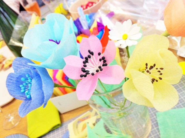 Fleurs en crépon DIY chez Adeline Klam, vu sur La Parenthèse déco 