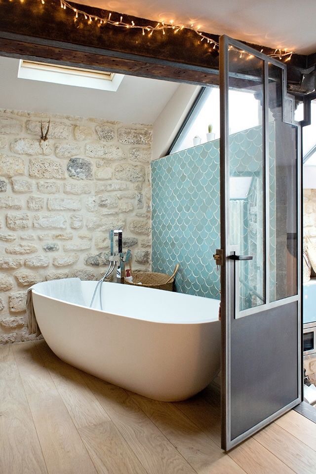 Une salle de bain sous les toits, vu sur La Parenthèse déco