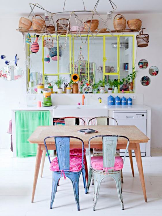 Décoration vintage table en bois et couleurs